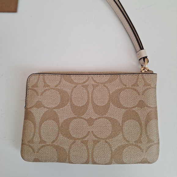 NWT COACH Corner Zip Wristlet Signature Canvas & Leather F58035 Khaki/Chalk $88 - Picture 5 of 5